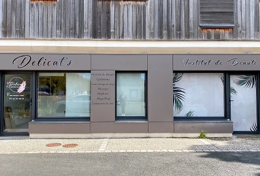 Façade d'un institut de beauté Delicat's avec des services listés et des motifs de feuilles à La Chapelle-Vendômoise près de Blois dans le Loir-et-Cher 41