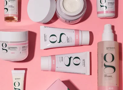 Produits de soin go green sur fond rose, y compris crèmes, sérums et brume à La Chapelle-Vendômoise près de Blois dans le Loir-et-Cher 41