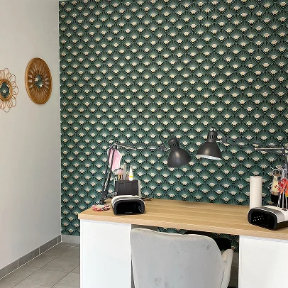 Bureau de manucure avec fond d'écran à motif éventail vert, deux lampes.