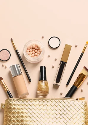 Trousse de maquillage dorée avec des pinceaux, fond de teint, poudre, vernis à ongles et gloss à La Chapelle-Vendômoise près de Blois dans le Loir-et-Cher 41