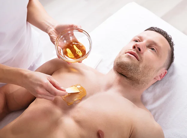 Homme en train de se faire épiler la poitrine avec de la cire au caramel à La Chapelle-Vendômoise près de Blois dans le Loir-et-Cher 41